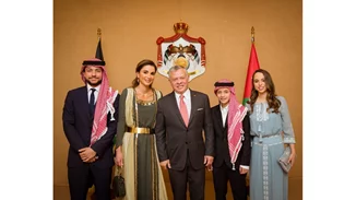 Η νέα "πριγκίπισσα" της Ιορδανίας επέλεξε φόρεμα του Έλληνα σχεδιαστή Christos Costarellos για τον αρραβώνα της