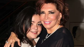 Μιμή & Μαριτίνα Ντενίση | Ψήφισαν μαζί - Με ψηλόμεσο τζιν και crop top η κόρη της πρωταγωνίστριας