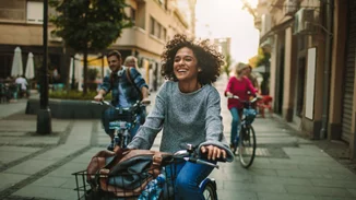 Η τάση των flaneurs | Πώς η "άσκοπη περιπλάνηση" στην πόλη επιδρά θετικά στην ψυχολογία μας