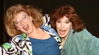 Μια αγκαλιά γεμάτη αναμνήσεις | Η Μαίρη Χρονοπούλου και η Μάρω Κοντού σε ένα σπάνιο καλοκαιρινό στιγμιότυπο