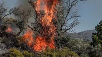 Φωτιά τώρα στο Μαύρο Λιθάρι: Μήνυμα 112 για εκκένωση, έκλεισε η Αθηνών - Σουνίου