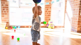 Γιατί τα μικρά παιδιά λατρεύουν να ρίχνουν πράγματα...κάτω;