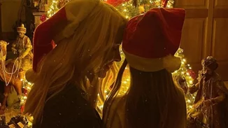 Ελένη Μενεγάκη | Ποζάρει με την κατάξανθη μικρή Μαρίνα μπροστά από το χριστουγεννιάτικο δέντρο