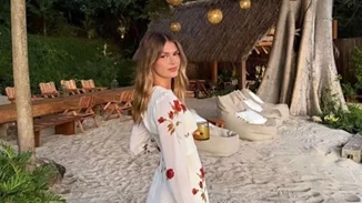 Η Αμαλία Κωστοπούλου σε εξωτική βραδιά με τον σύντροφό της - Στην αμμουδιά με κιθάρες