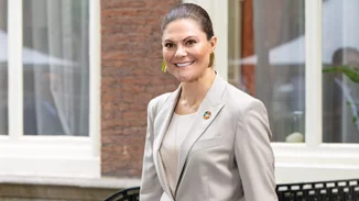 Η πριγκίπισσα Βικτώρια φόρεσε τα πιο διάσημα λευκά sneakers σε ένα φθινοπωρινό look