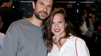 Ορφέας Αυγουστίδης - Γεωργία Κρασσά | Χαμογελαστοί σε θεατρική βραδιά