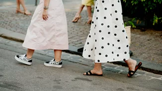 Τα ωραιότερα flat παπούτσια για άνετες βόλτες στα σοκάκια των νησιών