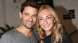 "Στα 7 χρόνια ή χωρίζεις ή παντρεύεσαι" | Οι αδημοσίευτες φωτογραφίες από τον boho γάμο της Ρούλας Ρέβη και του Aποστόλη Τότσικα