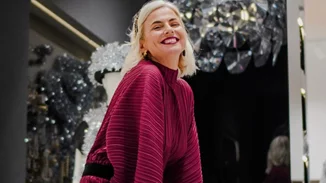 Η Χριστίνα Κοντοβά στο κομμωτήριο | Το κομψό χρώμα μαλλιών που επέλεξε