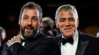 Eντυπωσιακή η πρεμιέρα του "Jay Kelly" με τον George Clooney να δίνει τελικά το παρών στο κόκκινο χαλί
