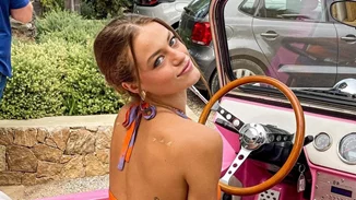 Η Γαία Μερκούρη με το χρώμα μανικιούρ που αναδεικνύει την μαυρισμένη επιδερμίδα