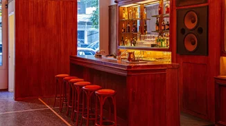 Το μπαρ για το οποίο θα μιλά σύντομα όλη η Αθήνα είναι απλά... Τέλειον