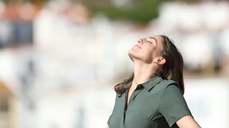 Συμπτώματα εμμηνόπαυσης | Βοηθούν οι βιταμίνες;