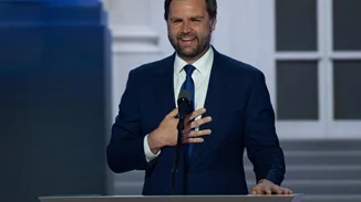 "Οταν πέθανε η γιαγιά μου, βρήκαμε στο σπίτι 19 όπλα. Για αυτό αγωνιζόμαστε. Αυτό είναι το αμερικανικό πνεύμα!" Ο υποψήφιος αντιπρόεδρος του Τραμπ δίνει τη γραμμή για το μέλλον των ΗΠΑ