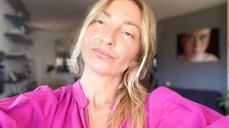 Ρούλα Ρέβη | Είδε με τα δίδυμα παιδιά της τον Αποστόλη Τότσικα στο θέατρο