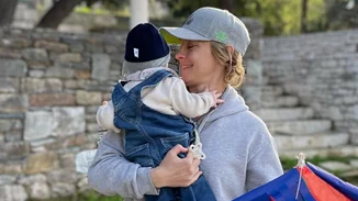 Η Γιούλικα Σκαφιδά φωτογραφίζει τον γιο της, Άγγελο και τον σκύλο της στην πιο γλυκιά φωτογραφία που θα δεις σήμερα