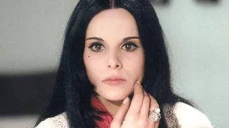 Έλενα Ναθαναήλ | Με το χαρακτηριστικό look των 60s σε εμφάνισή της στο Μόναχο