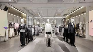 Η Pull&Bear επαναλειτουργεί το flagship κατάστημά της στην Αθήνα