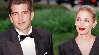 Η Prada αποτίει φόρο τιμής στην Κάρολιν Μπέσετ-Κένεντι με την τσάντα Prada Re-Edition 1995