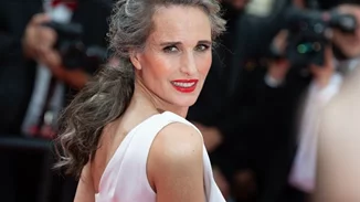 Αndie MacDowell | "Όταν άφησα γκρίζα τα μαλλιά μου, τα ραντεβού μου έγιναν καλύτερα"