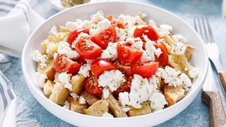 Είναι επίσημο | Ο Κρητικός ντάκος η καλύτερη σαλάτα του κόσμου