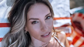 "Κορίτσι όμορφο διώξε τη θλίψη από τα μάτια σου" | Η Αθηνά Οικονομάκου ποζάρει με το μπικίνι της