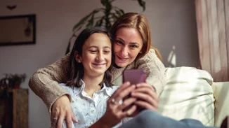 Όλα τα μικρά παιδιά θαυμάζουν τους γονείς τους- Στην εφηβεία, όμως, τους θαυμάζουν μόνο αν πιστεύουν ότι το αξίζουν