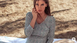 Χριστίνα Μπόμπα | Το αέρινο φόρεμα της εγκυμονούσας για πικ νικ στην παραλία