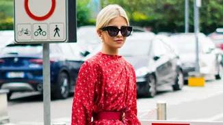 Αυτό το κόκκινο φόρεμα που θα βρεις με έκπτωση στη Zara είναι η τέλεια last minute αγορά πριν τις διακοπές