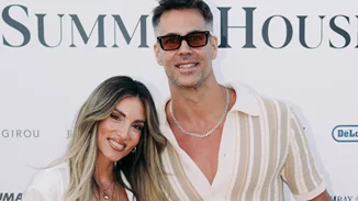 Η Αθηνά Οικονομάκου με το λευκό λινό σορτς που αναδεικνύει τη σιλουέτα