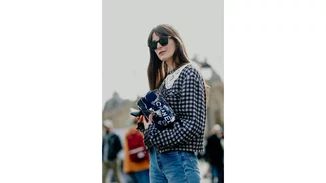 4 τρόποι να φορέσεις τα anti–skinny τζιν με έμπνευση από τις Γαλλίδες