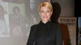 H Σία Κοσιώνη φωτογραφίζει τον Δήμο Μπακογιάννη ντυμένο τσολιά