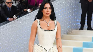 Met Gala 2023 | Η Dua Lipa με vintage Chanel δημιουργία που είχε φορέσει η Claudia Schiffer το 1992