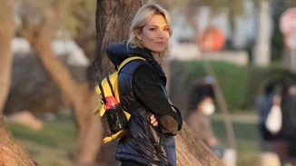 Η Βίκυ Καγιά "αδιαφορεί" για τον ντόρο γύρω από το όνομά της. Βγαίνει βόλτα με τον υπέροχο γιο της