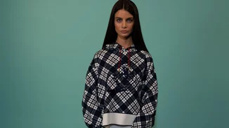 To casual preppy look με κομμάτια Tommy Hilfiger που είναι ιδανικό για μια απόδραση σε νησί με τις φίλες σου