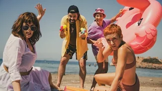 "Καλιφόρνια ντρίμιν 2 (20 χρόνια μετά)": Οι ήρωες του Βασίλη Κατσικονούρη σαραντάρισαν