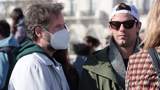 Συγκέντρωση συμπαράστασης στην Ουκρανία | Ποιοι γνωστοί Ελληνες βρέθηκαν στο Σύνταγμα