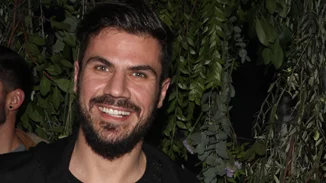 Άκης Πετρετζίκης | Λίγο πριν γίνει πατέρας, εύχεται σε όλους τους μπαμπάδες με ένα ανατρεπτικό βίντεο