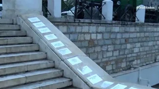 Τέμπη | Κόλλησαν στην πλατεία Συντάγματος τα ονόματα των 57 θυμάτων της τραγωδίας [βίντεο]