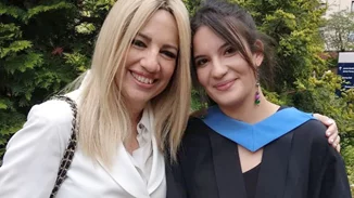 Αιμιλία Ντέκα - Γεννηματά | Η 24χρονη κόρη της Φώφης Γεννηματά, η ομοιότητά τους και οι ελάχιστες κοινές φωτογραφίες