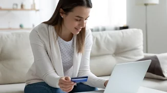 Ποιοι θα δουν αυξημένο τον μισθό τους από την Πρωτοχρονιά - Οι αλλαγές στις αποδοχές των εργαζομένων