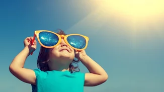 Η ακτινοβολία επιδρά στον εγκέφαλο | Οι οδηγίες του παιδιάτρου στους γονείς και τα παιδιά για τις ημέρες με πολλή ζέστη