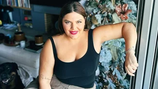 Η Δανάη Μπάρκα ποζάρει στην αγαπημένη χριστουγεννιάτικη γωνιά στο σπίτι της