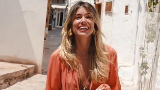 Η Βάσια Κωσταρά με τη ροζ καμπαρντίνα που θα σε κάνει να ξεχάσεις την κλασική μπεζ