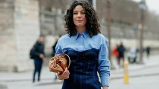 Πώς θα φορέσεις κομψά τα wide-leg jeans