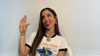 Άγνώριστη η Μαρίνα Σάττι με κατακόκκινα μαλλιά