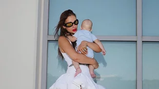 Ελένη Φουρέιρα | Ταΐζει τον 7 μηνών γιο της