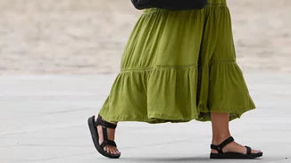 Τα μαύρα πέδιλα από τη Haralas που θα φορέσεις παντού στις διακοπές σου