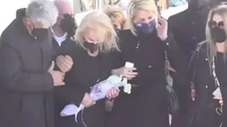 Κηδεία Τζώρτζη Μονογυιού | Υποβασταζόμενη η μητέρα του - Ράκος η σύζυγος και η αδερφή του [Εικόνες-Βίντεο]