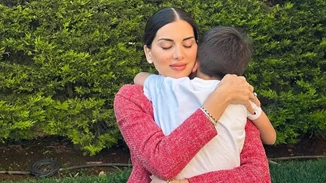 Κλασική Ελληνίδα μαμά | Η Σταματίνα Τσιμτσιλή κρατά αγκαλιά τον γιο της, που κοιμάται σε γαμήλια δεξίωση